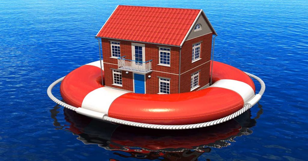 Haus schwimmt auf dem offenen Meer. Es wird von einem Rettungsring über Wasser gehalten. Mit dem Bild wird das Thema Notverkauf symbolisiert.